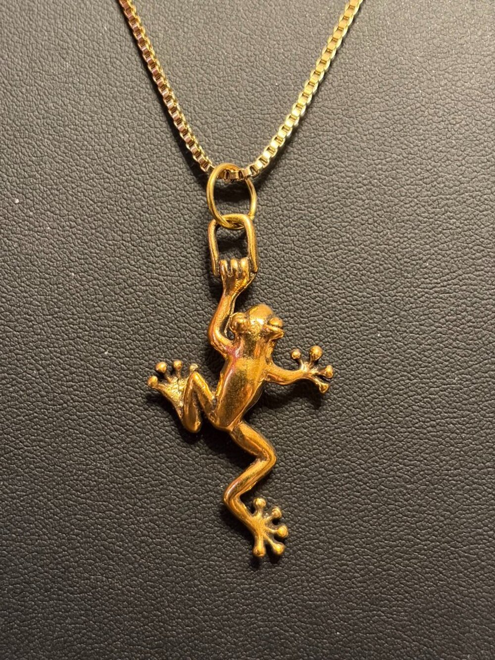 Miniature Goldplated Frog Pendant Necklace (181)